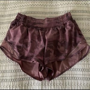 lululemon Hotty Hot Low-Rise Lined Shorts - 2.5” - 4 - Pink Heritage 365 Camo